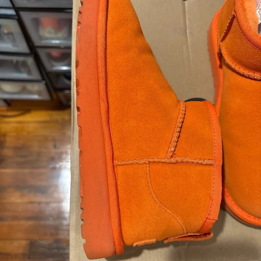 Ugg - Picture 1 of 3